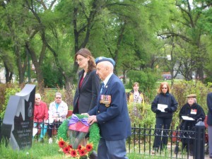 Dominion-Rep-and-Vet-laying-a-wreath-2011