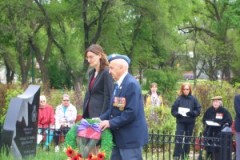 Dominion-Rep-and-Vet-laying-a-wreath-2011